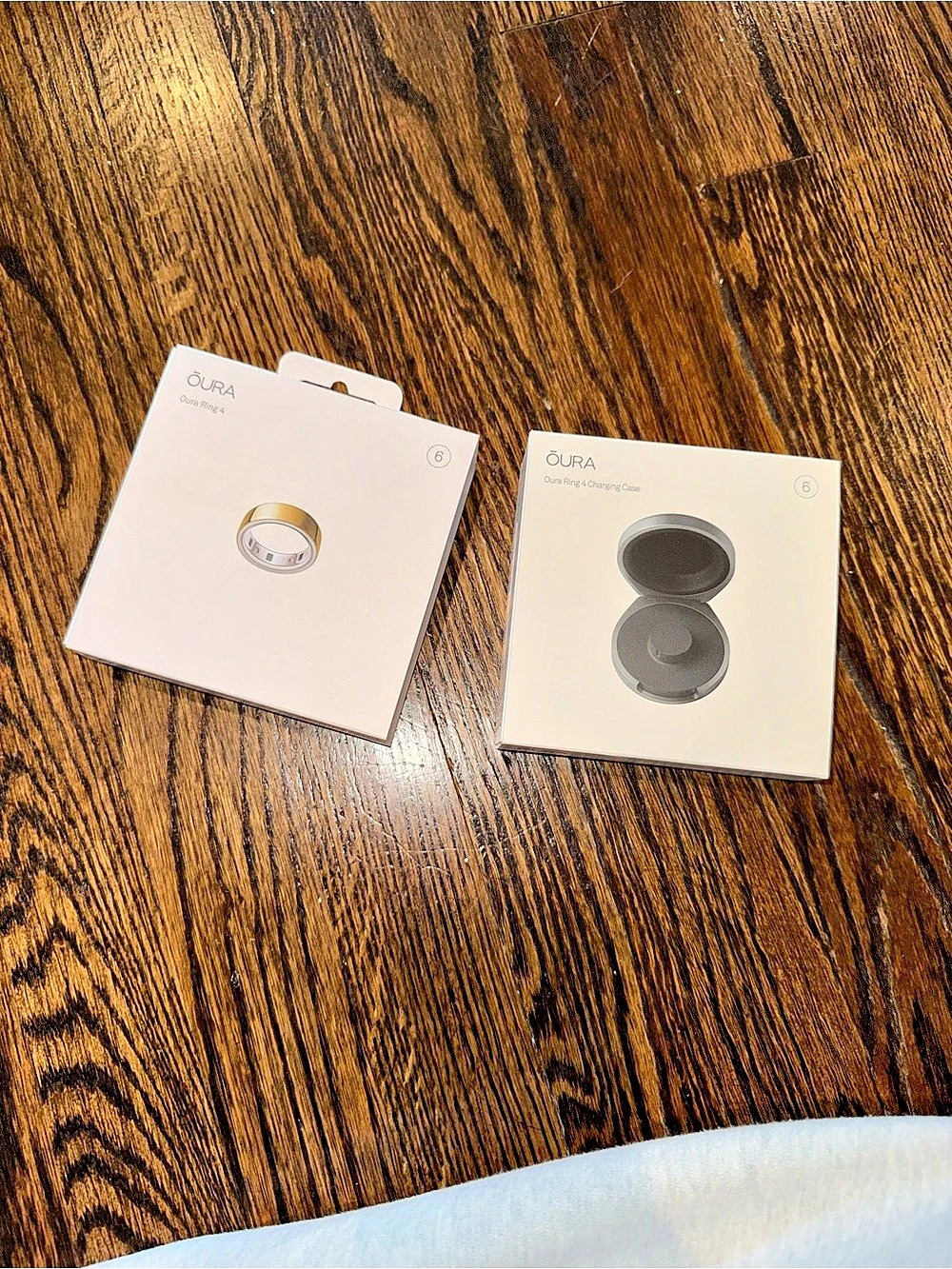 Gold Oura Ring 4 size 6 w/ charger and charging case Like New